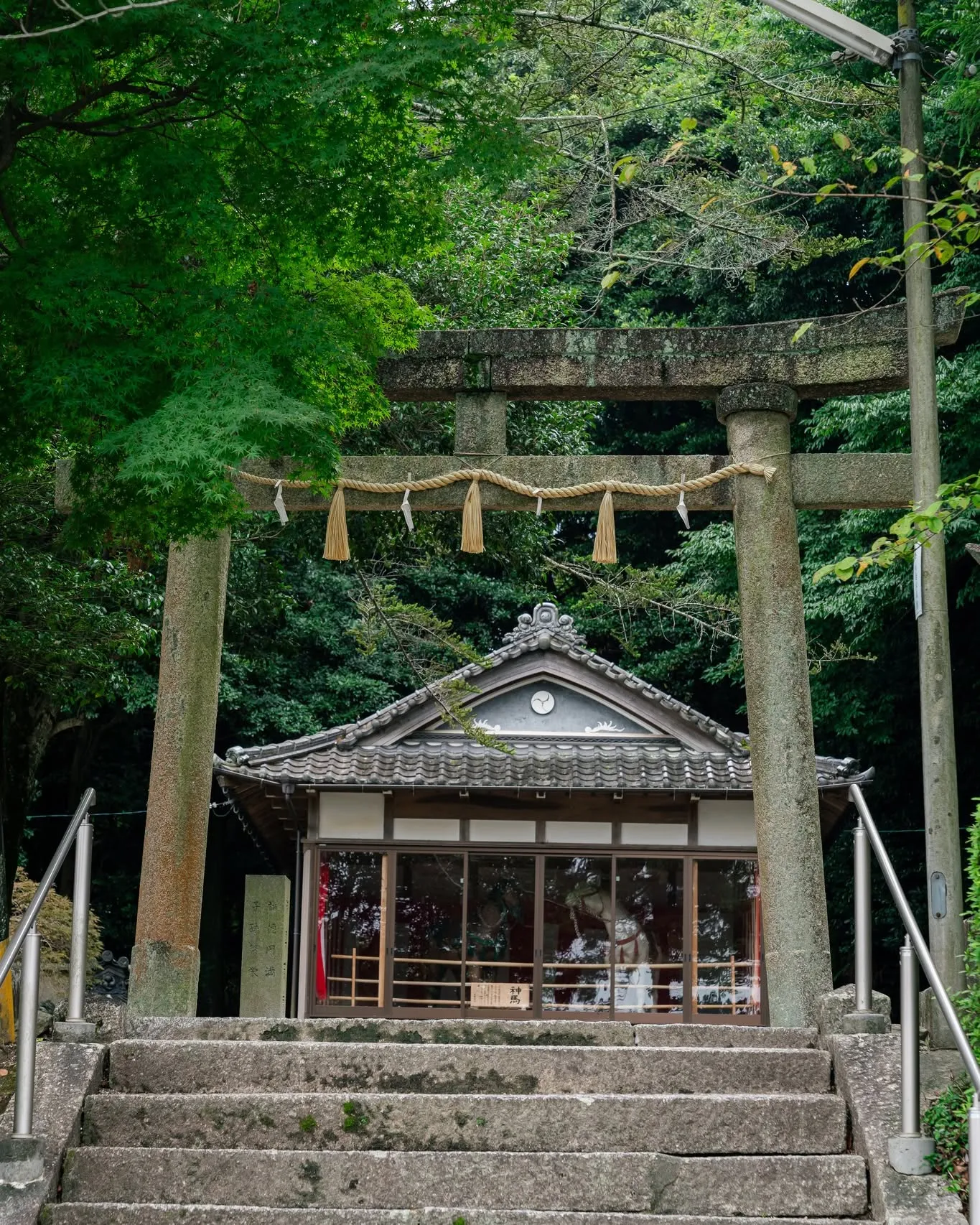 廣幡神社の鳥居と拝殿