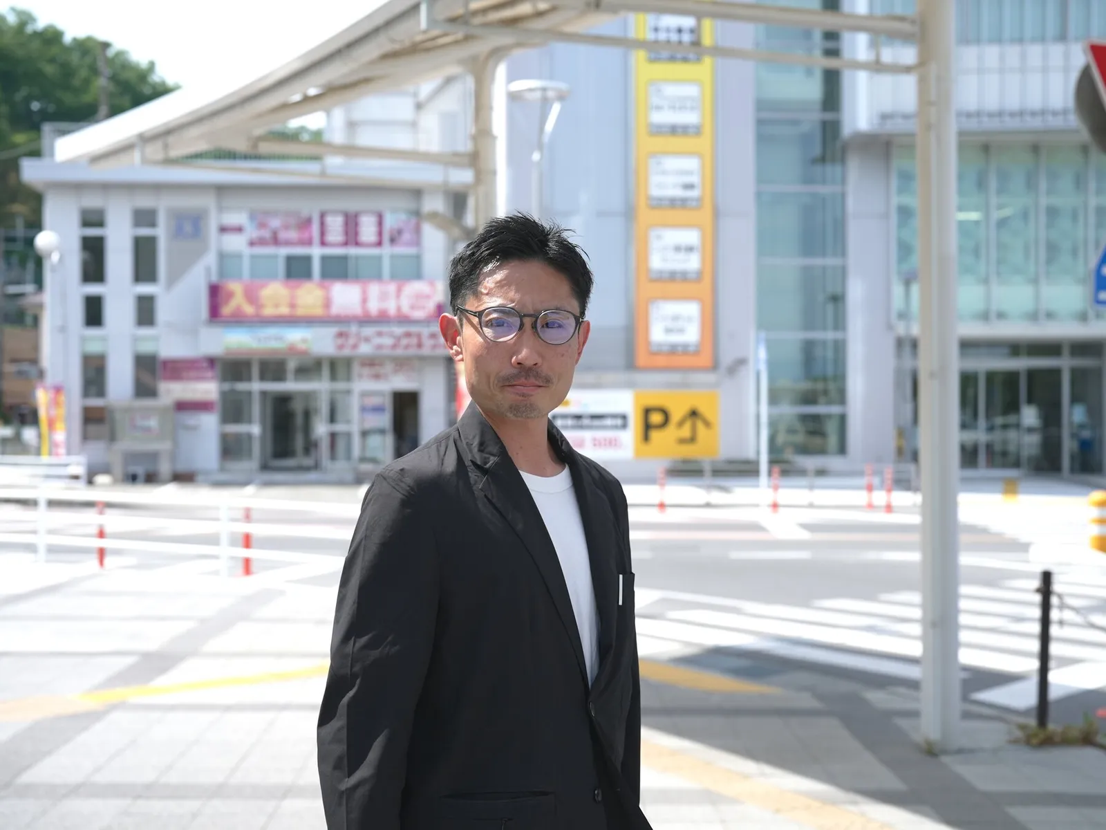 街なかに立つ篠原さん