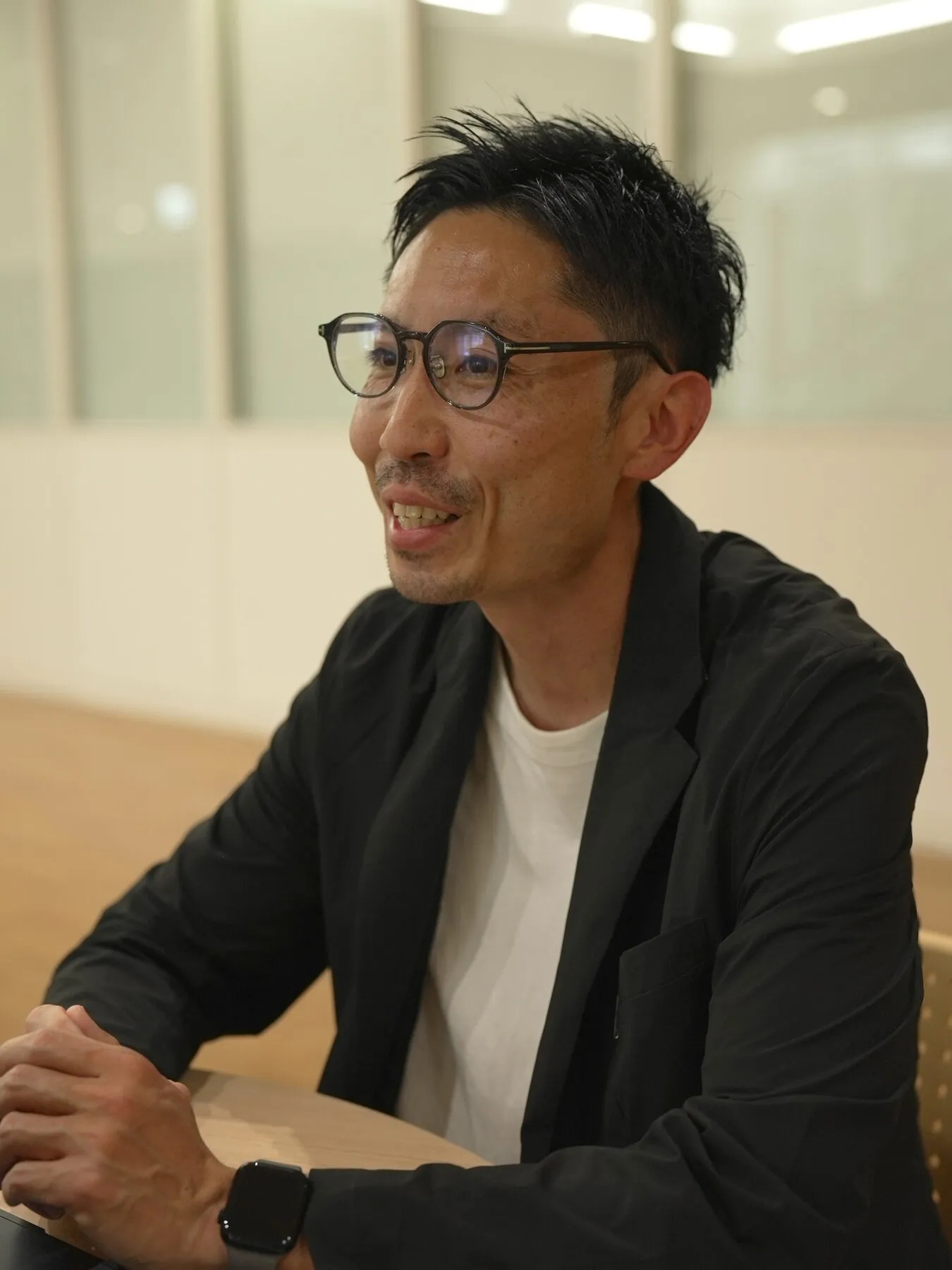 インタビューに答える篠原さん