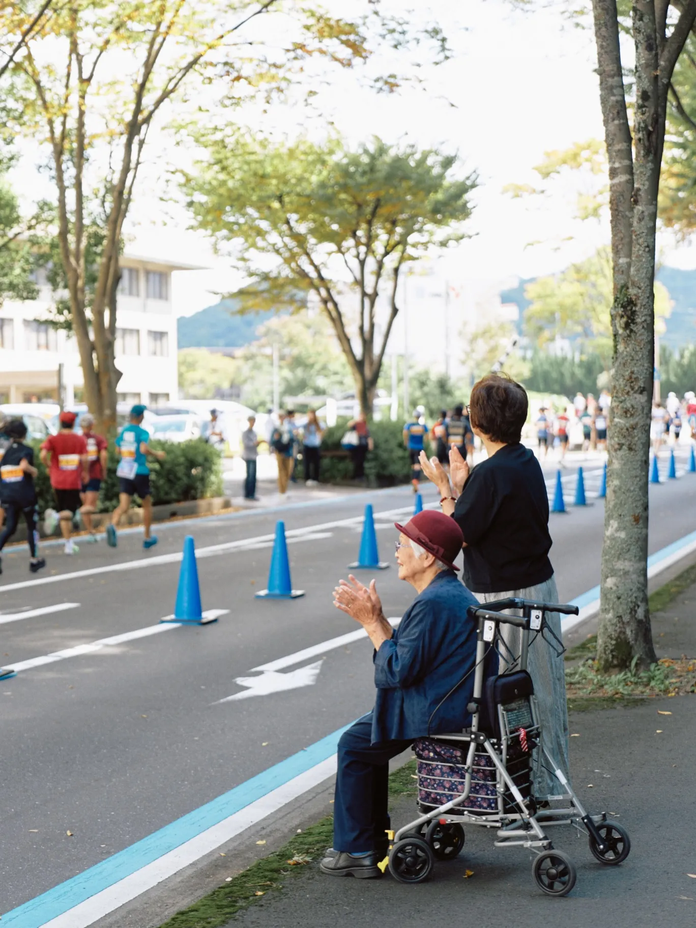 沿道で応援する人